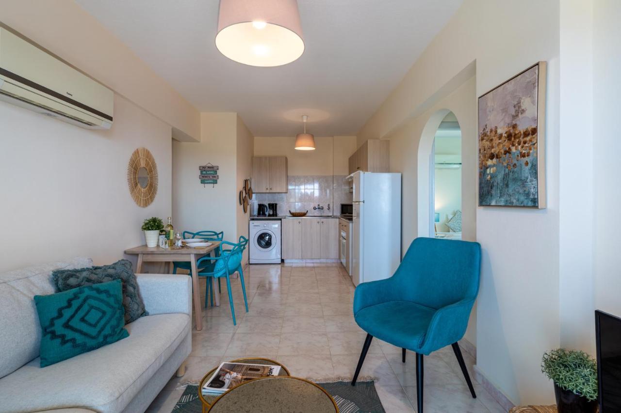 Sunny 2-Br Apartment In Mackenzie Larnaca Esterno foto