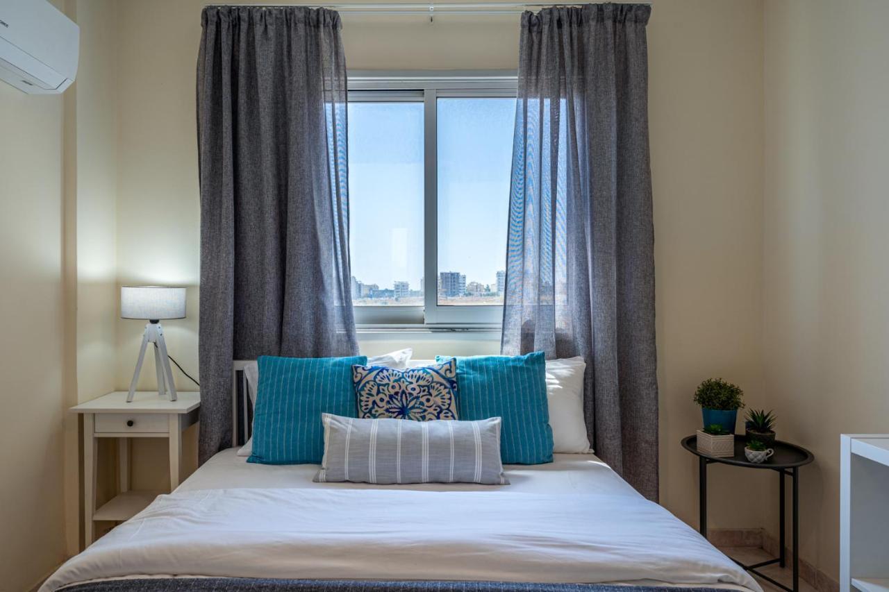 Sunny 2-Br Apartment In Mackenzie Larnaca Esterno foto