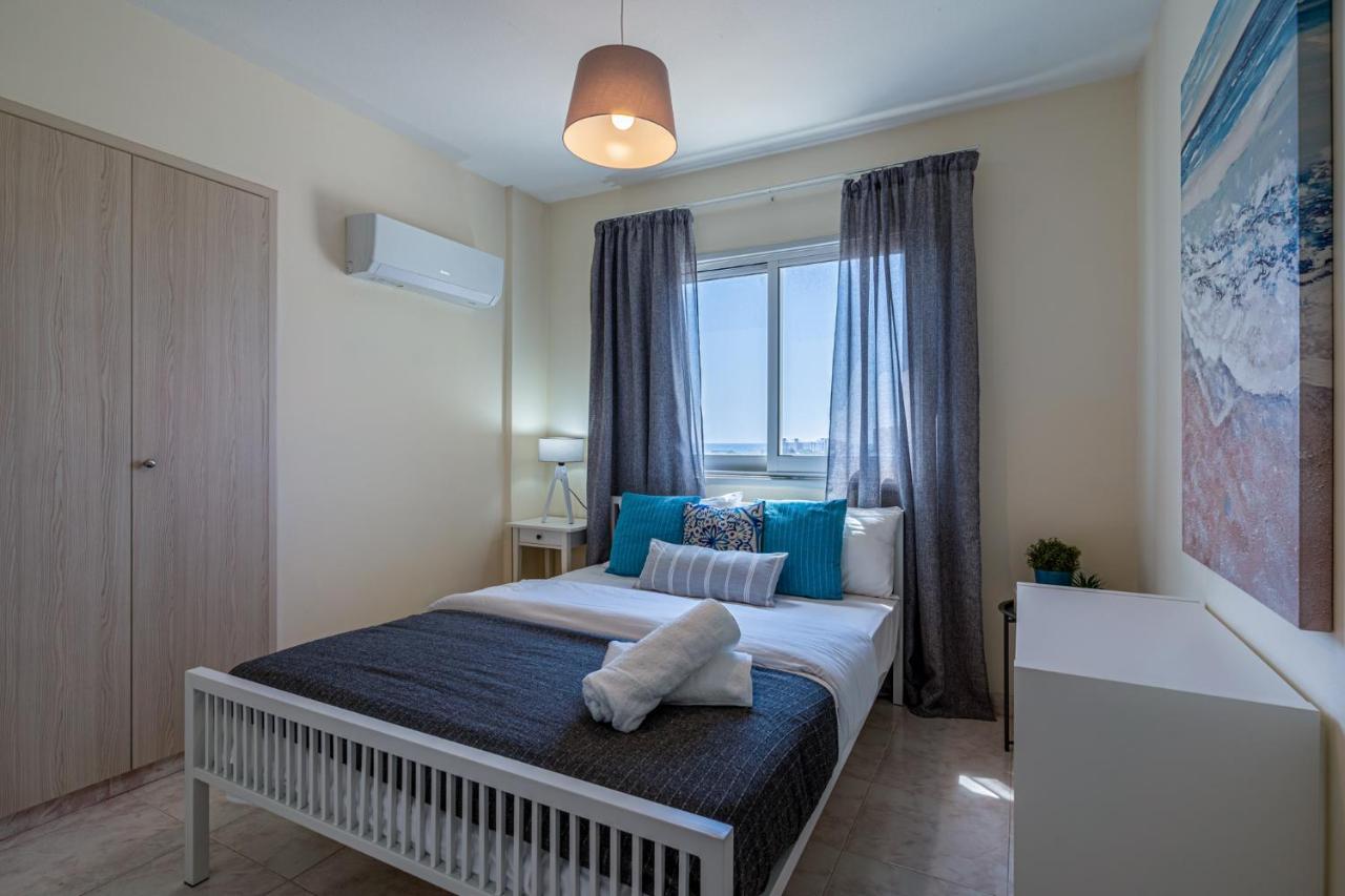Sunny 2-Br Apartment In Mackenzie Larnaca Esterno foto