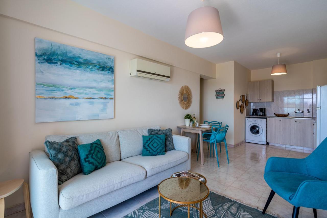 Sunny 2-Br Apartment In Mackenzie Larnaca Esterno foto