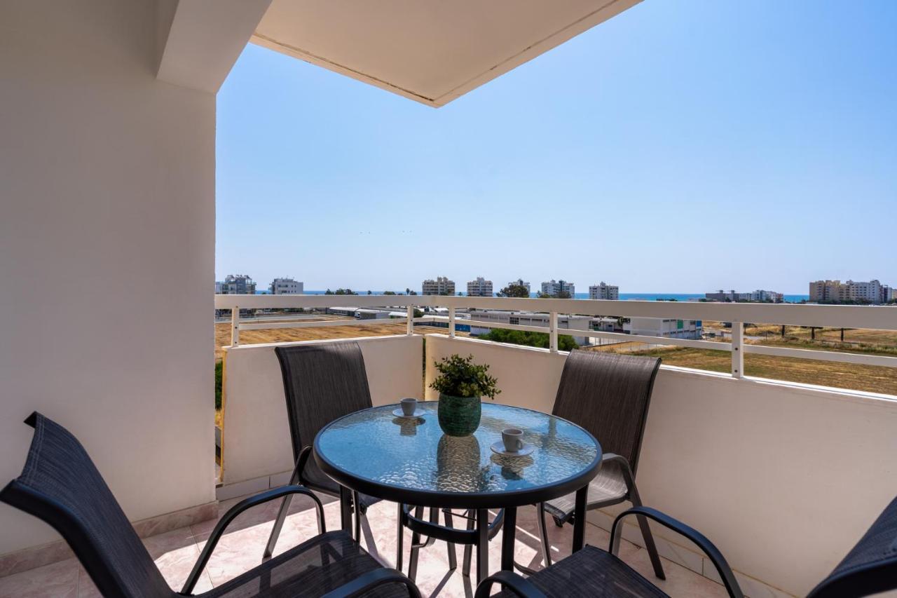 Sunny 2-Br Apartment In Mackenzie Larnaca Esterno foto