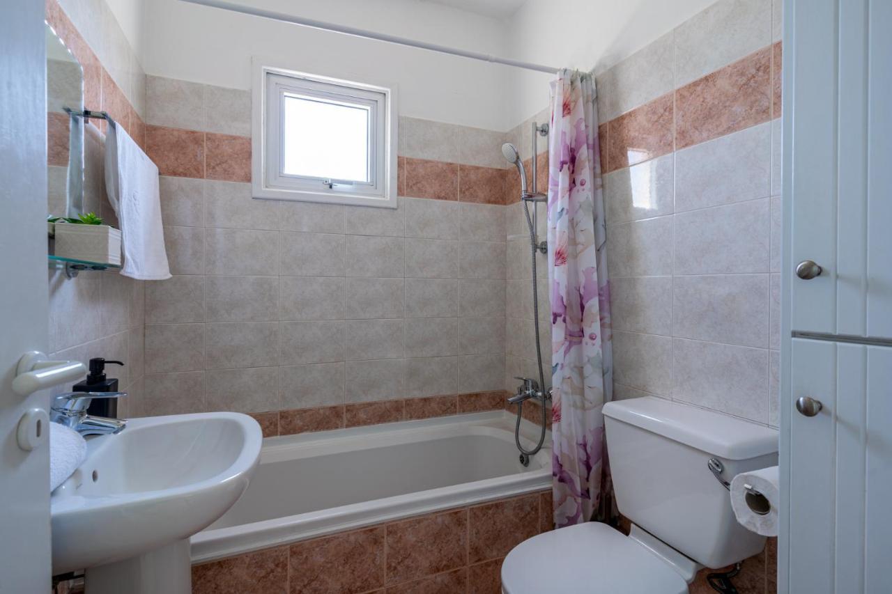 Sunny 2-Br Apartment In Mackenzie Larnaca Esterno foto