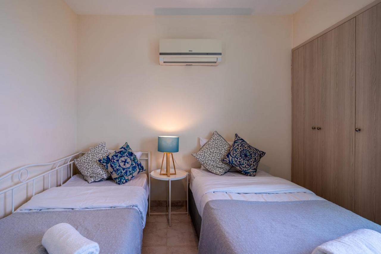 Sunny 2-Br Apartment In Mackenzie Larnaca Esterno foto