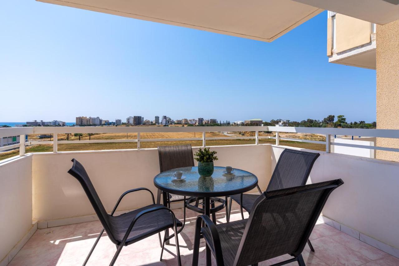 Sunny 2-Br Apartment In Mackenzie Larnaca Esterno foto
